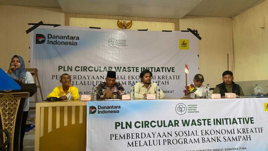 FOTO BERSAMA: PLN UIP SBU bersama Ketua Yayasan Lentera Pertiwi, Wahyudinata serta perangkat desa dan lainnya, saat menghadirkan Bank Sampah di Desa Perlis, Kecamatan Berandan Barat, Kabupaten Langkat.