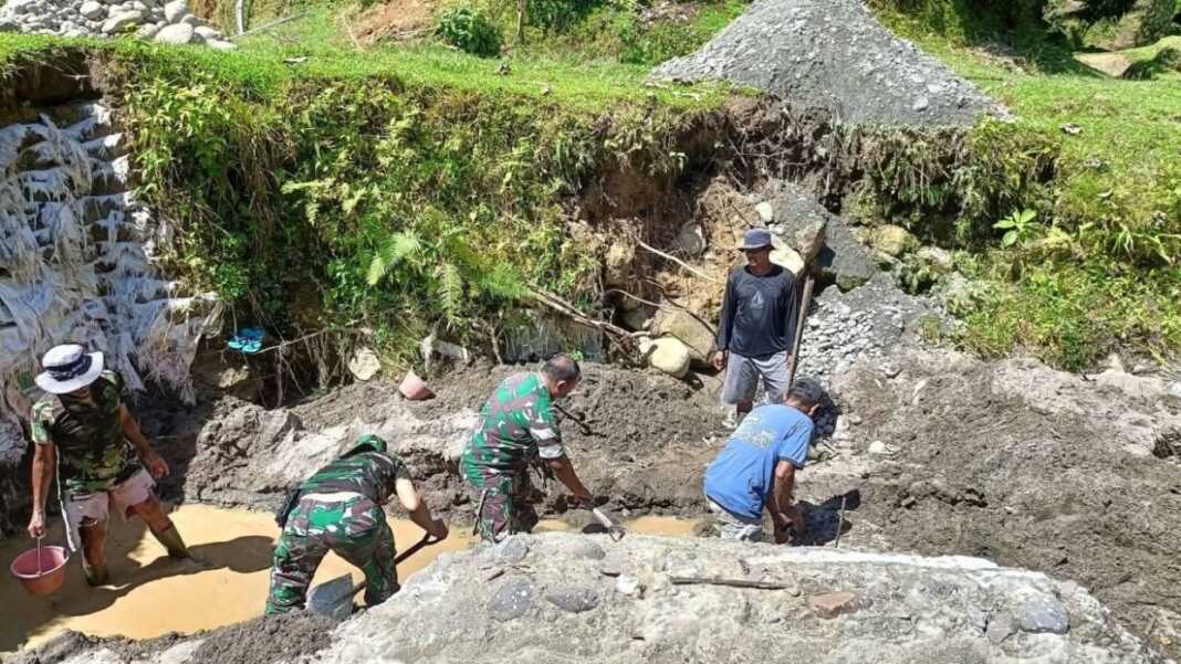 BANGUN: Kodim 0203/Langkat saat membangun jembatan beton penghubung tiga desa di Salapian, Langkat. (KODAM I BUKIT BARISAN)