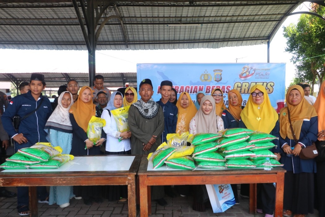 BANTUAN: Poldasu saat memberikan bantuan beras kepada masyarakat yang berprofesi di sektor pelayanan sosial dan pekerjaan informal, di area parkir mobil belakang Mapolda Sumut. (Istimewa/Sumut Pos)