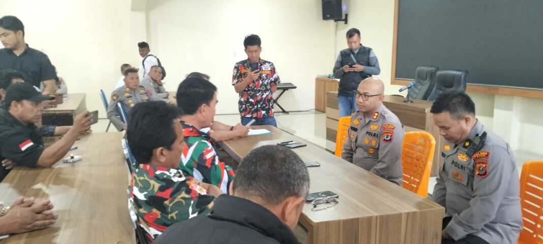 GERUDUK: Massa LMP Macap Karo menggeruduk Mapolres Karo.
