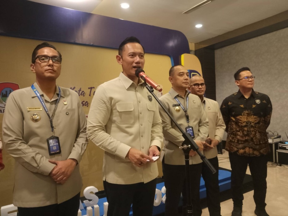 KONFERENSI PERS : Menteri Koordinator Bidang Infrastruktur dan Pembangunan Kewilayahan, Agus Harimurti Yudhoyono (AHY) saat melakukan konferensi pres seusai penutupan Rapat Kerja Nasional (Rakernas) XVIII APEKSI Tahun 2026, Kamis (2/7/2026).(Dok : Ihsan Syahreza)