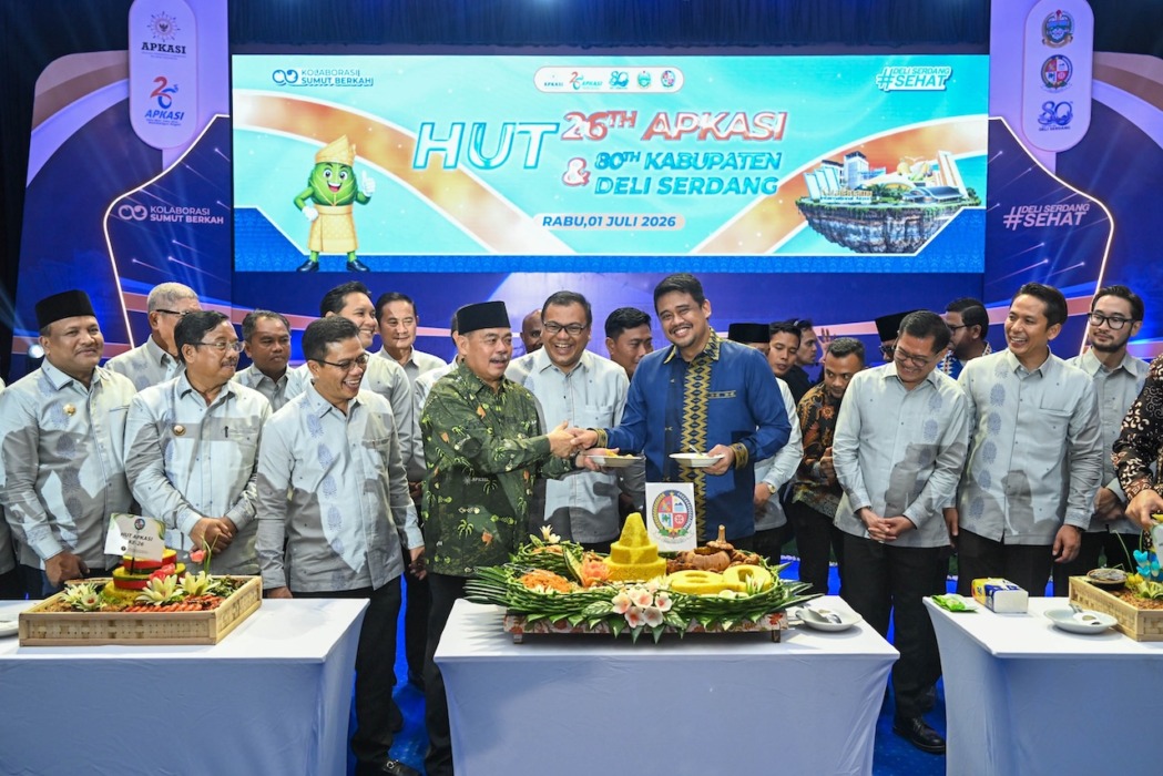 HADIR: Gubsu Bobby Nasution menghadiri Welcome Dinner Peringatan HUT ke 26 Asosiasi Pemerintah Kabupaten Seluruh Indonesia (APKASI) sekaligus Peringatan HUT ke 80 Kabupaten Deliserdang yang diselenggarakan di Graha Bhineka Perkasa Jaya, Lubukpakam, Kabupaten Deliserdang, Rabu malam (1/7/2026). (Foto : Dinas Komunikasi dan Informatika Provinsi Sumut)