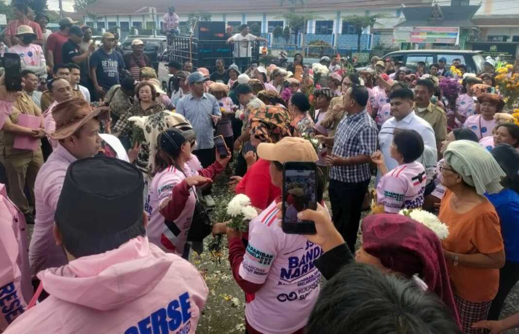 ASPIRASI: Ratusan petani dan pedagang bunga menyampaikan aspirasinya saat demo di depan kantor Bupati Karo.