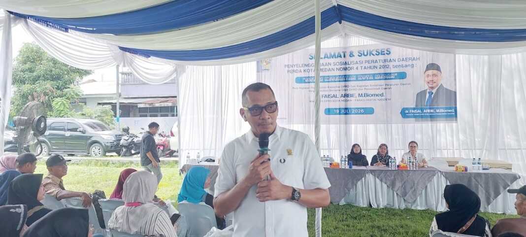 SOSIALISASI: dr Faisal Arbie M.Biomed saat sosialisasi Perda tentang Sistem Kesehatan Kota Medan di Jalan Kepribadian, Kelurahan Pulo Brayan Bengkel, Medan Timur, Minggu (19/7).