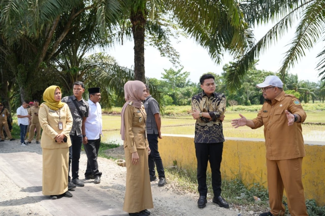 PENJELASAN: Pimpinan DPRD Sumut, Ricky Anthony (dua dari kanan) saat mendengar penjelasan dari Dinas PUTR Sumut terkait rencana perbaikan jalan di Pangkalansusu, Langkat. (Tim RA/Sumut Pos)