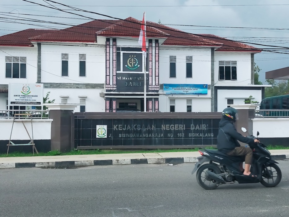 KEJARI: Bagian luar gedung Kejaksaan Negeri Dairi di Jalan Sisingamangaraja Sidikalang, Selasa (21/7). Saat ini Kejari Dairi memburu WS, tersangka kasus dugaan korupsi pengadaan bibit kopi senilai Rp1,6 miliar. (RUDY SITANGGANG/SUMUT POS).