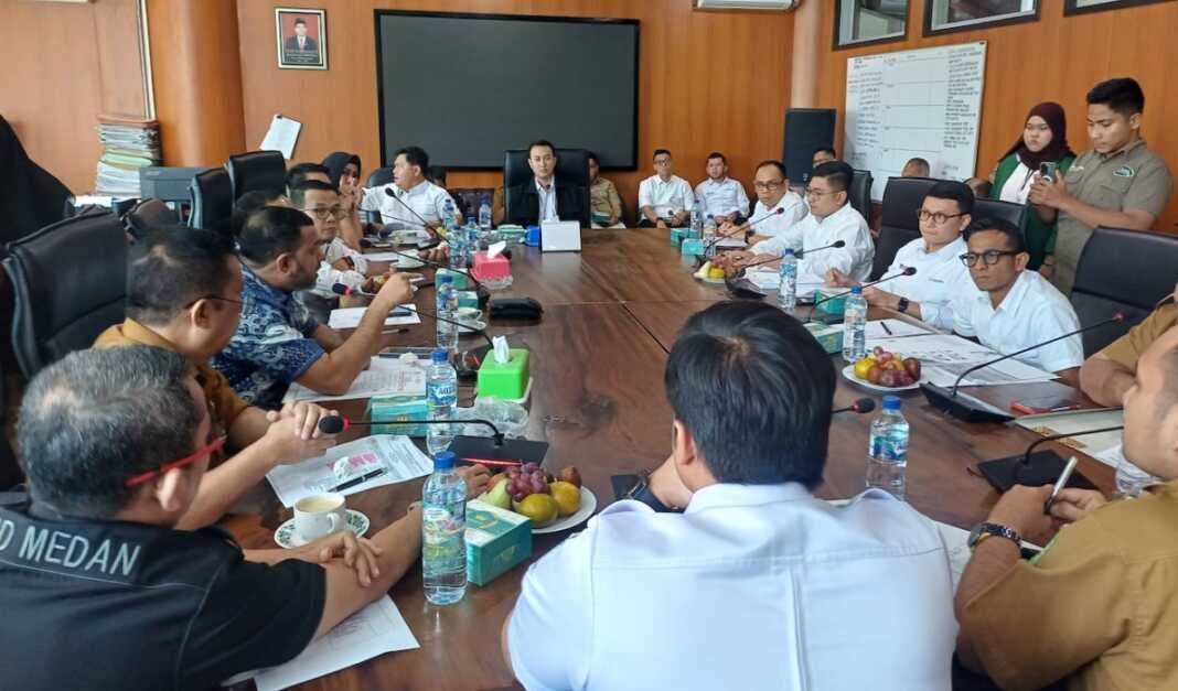 Komisi IV DPRD Medan menggelar RDP di gedung DPRD Medan, Senin (20/7/2026). (Markus Pasaribu/Sumut Pos)