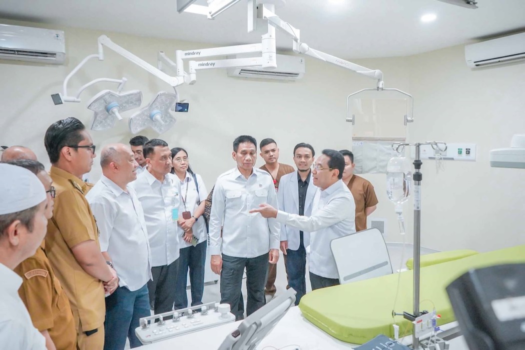 TINJAU: Wamenkes Benjamin Paulus Octavianus saat kunjungan ke RSU Dr Pirngadi Medan, didampingi Wamen Dalam Negeri Komjen Pol (Purn) Akhmad Wiyagus, Wali Kota Medan Rico Tri Putra Bayu Waas, Wakil Wali Kota Zakiyuddin Harahap, Sekda Wiriya Alrahman, Direktur RSUD dr Pirngadi Medan dr Mardohar Tambunan.