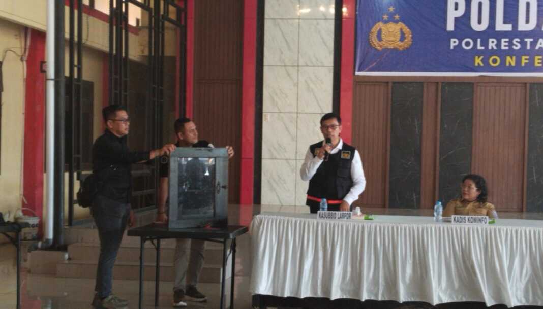 KONFERENSI PERS: Polresta Deliserdang saat menggelar konferensi pers kasus kaca pecah Rumdis Wabup Deliserdang, di aula terbuka Mapolresta Deliserdang, Lubukpakam, Selasa (21/7).