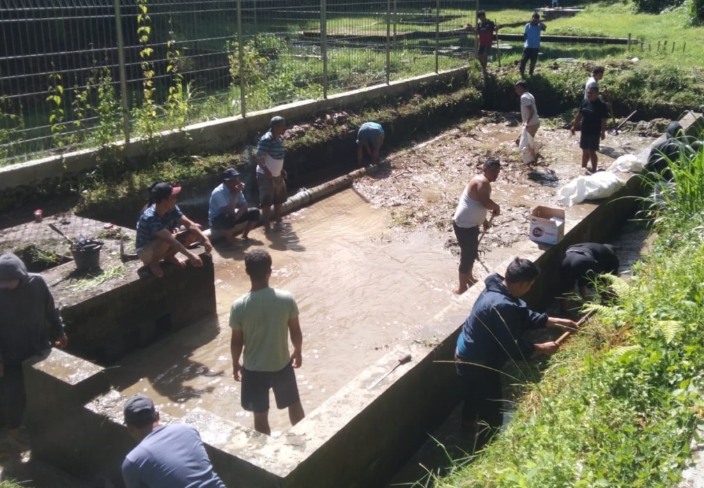 PENAMPUNGAN: Pembersihan bak penampung  Lae Cimberah  Perumda Air Minum Lae Nciho Kabupaten Dairi, Selasa (21/7). RUDY SITANGGANG/SUMUT POS.