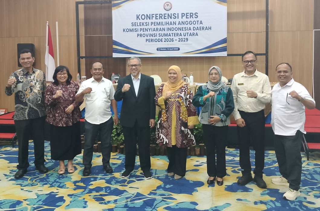 FOTO BERSAMA : Panitia Seleksi anggota KPID Sumut foto bersama. (Dok : Ihsan Syahreza)