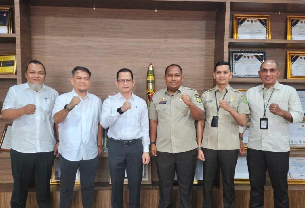FOTO BERSAMA: Jajaran pejabat Bapenda Medan foto bersama Kepala Kantor Pertanahan Kota Medan Rivaldi, bersama para pejabat di lingkungan BPN Kota Medan.