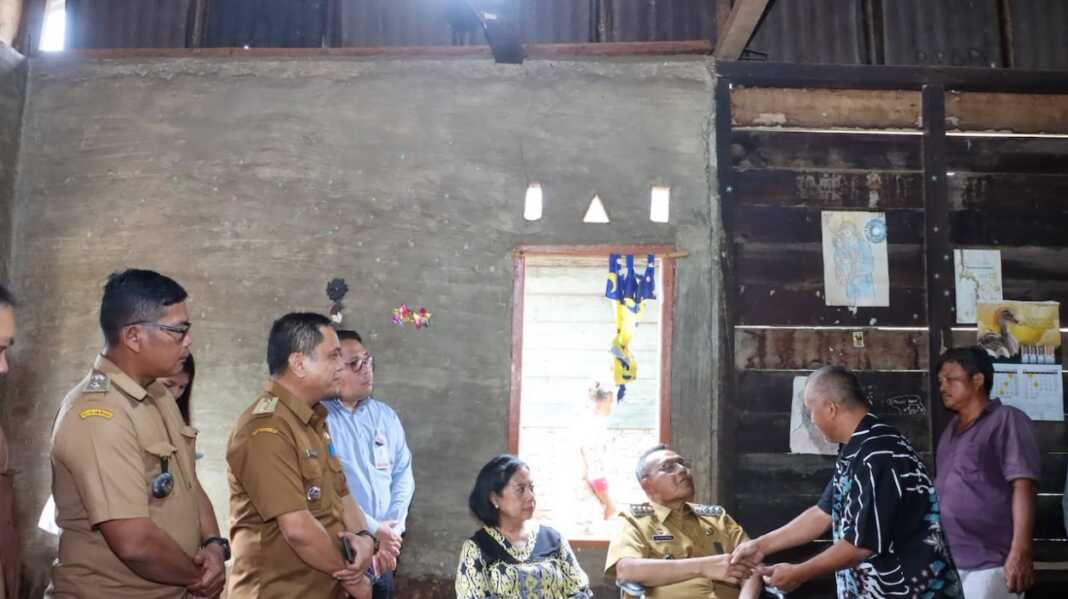 KUNJUNGI: Bupati Dairi Ir Vickner Sinaga bersama Ketua TP PKK Lintong Rita Puspita boru Situmorang mengunjungi keluarga korban tabrakan beruntun di Sibolangit di Dusun 3 Juma Gunung, Desa Bakal Julu, Kecamtan Siempat Nempu Hulu, Selasa (21/7).RUDY SITANGGANG/SUMUT POS.