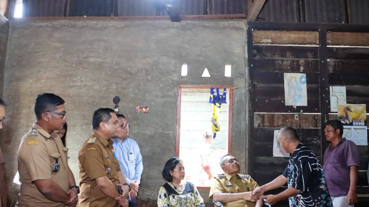 Bupati Dairi Sambangi Keluarga Korban Tabrakan Sibolangit, Salurkan Beasiswa Rp15 Juta