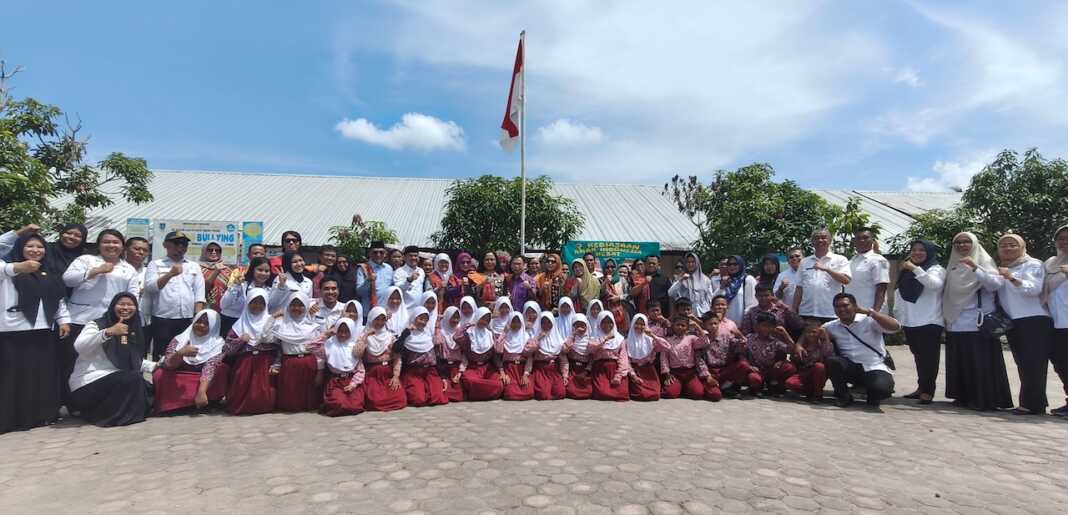 KUNJUNGAN: Wakil Ketua Komisi X DPR RI My Esti Wijayati beserta anggota Komisi X DPR RI, termasuk Once Mekel, didampingi Wali Kota Tebingyinggi Iman Irdian Saragih, jajaran Pemerintah Kota Tebingtinggi, guru, dan para siswa usai kunjungan kerja reses di SD Negeri 165734, Kelurahan Berohol, Kecamatan Bajenis, Kota Tebingtinggi, Rabu (22/7). (Azan Purba/Sumut Pos).