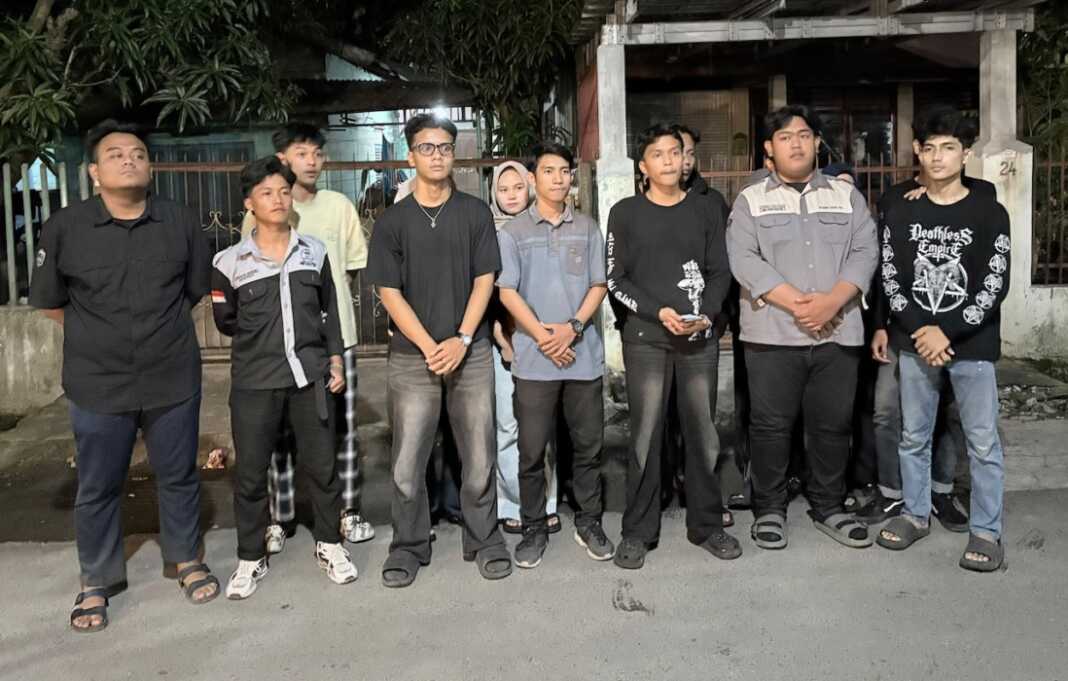 PERNYATAAN SIKAP: BEM PTS Sumatera Utara saat melakukan pernyataan sikap.
