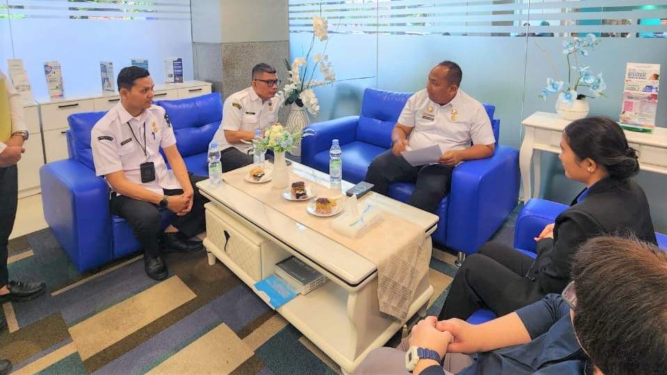 IMBAUAN: Tim Bapenda Kota Medan menyampaikan imbauan kepada sejumlah wajib pajak di RS Colombia, Berastagi Supermarket Gatot Subroto, dan Hotel Four Points Medan.