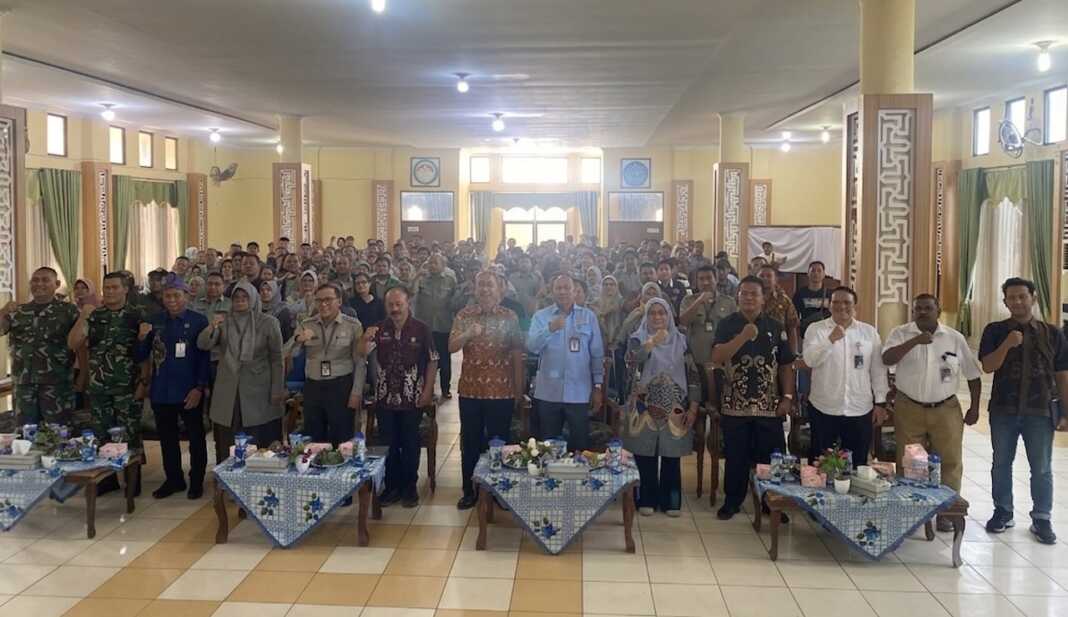 BUKA RAPAT: Sekda Kota Tebingtinggi, Erwin Suheri Damanik, mewakili Wali Kota Tebingtinggi, Iman Irdian Saragih, berfoto bersama peserta usai membuka Rapat Koordinasi Kegiatan Pertanian Modern Advanced Agriculture System (PM-AAS) Wilayah 3 di Gedung Sawiyah, Jalan Sutomo, Kota Tebingtinggi, Kamis (23/7/2026). (Azan Purba/Sumut Pos).