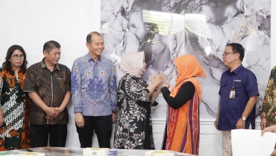 AUDIENSI: Plt Bupati Langkat Tiorita br Surbakti saat bersalaman pada kesempatan audiensi dengan Kepala Cabang BPJS Kesehatan Medan.(Diskominfo Langkat/Sumut Pos)
