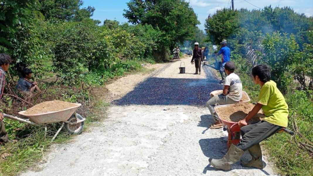 PERBAIKI: Pemkab Dairi perbaiki salah ruas jalan tepatnya menghubungkan Tigabaru–Pispis Link 064, Kecamatan Pegagan Hilir sebagai upaya meningkatkan mobilitas dan mendorong perekonomian masyarakat. (RUDY SITANGGANG/SUMUT POS).