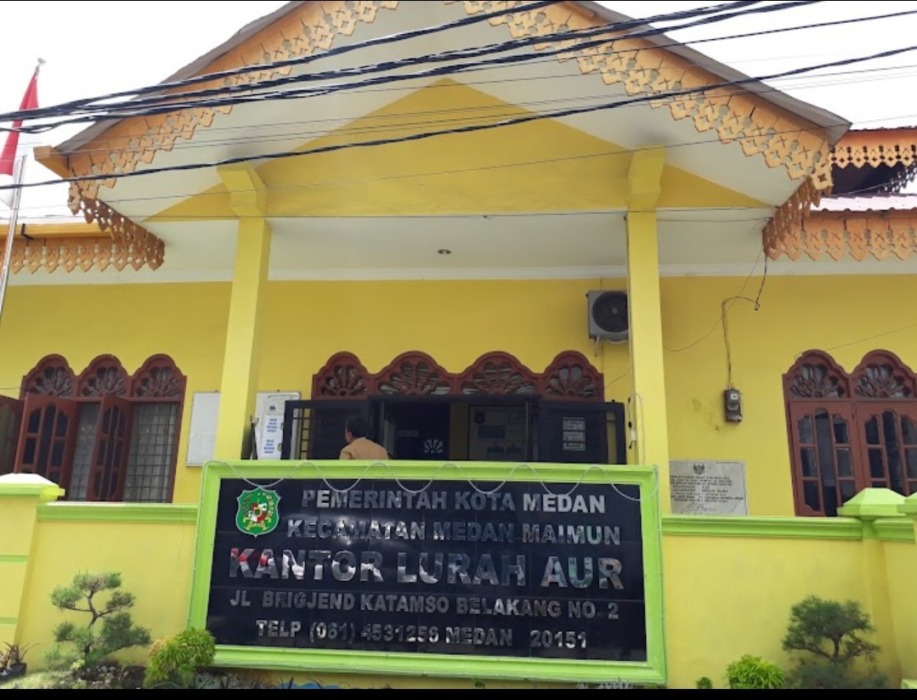 KANTOR LURAH: Gapura Kantor Lurah Aur di Jalan Brigjan Katamso Medan, beberapa waktu lalu.