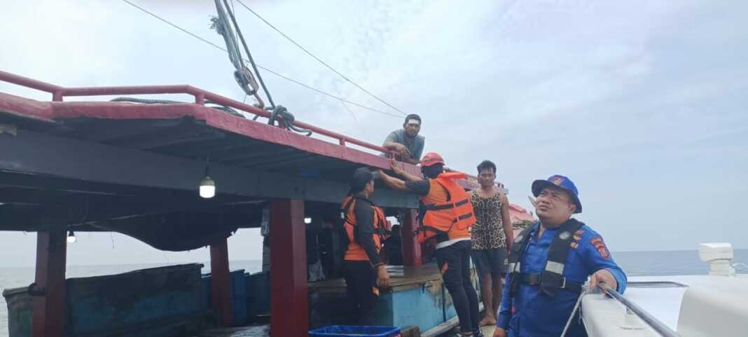 NELAYAN HILANG: Tm SAR gabungan Polairud Batubara, Basarnas, dan relawan nelayan dan Kapal Patroli Polisi KP II-2025 menyisir hilang nelayan di perairan sekitar Pulau Berhala, Kabupaten Sergai, Rabu (22/7). Foto. Liberti H Haloho.