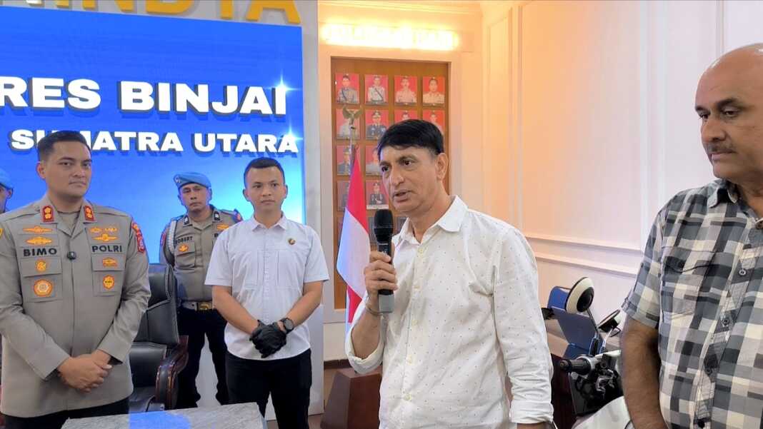 UCAPKAN: Pelapor, Amrit Singh Dhillon (dua dari kanan) saat menyampaikan ucapan terima kasih dan apresiasi kepada Kapolres Binjai, AKBP Raden Bimo Moernanda (kiri) usai konferensi pers di Aula Anindya. (Teddy Akbari/Sumut Pos)