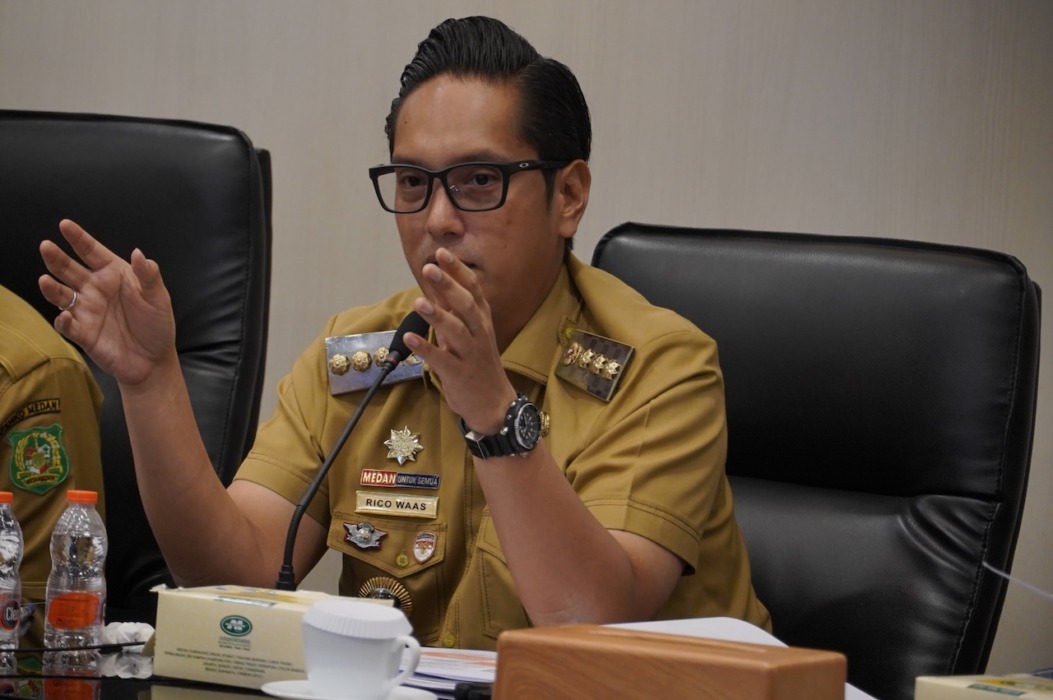RAPAT MONITORING: Wali Kota Medan Rico Tri Putra Bayu Waas saat memimpin rapat dalam Rapat Monitoring dan Evaluasi Triwulan II di Balai Kota Medan, Senin (27/7).