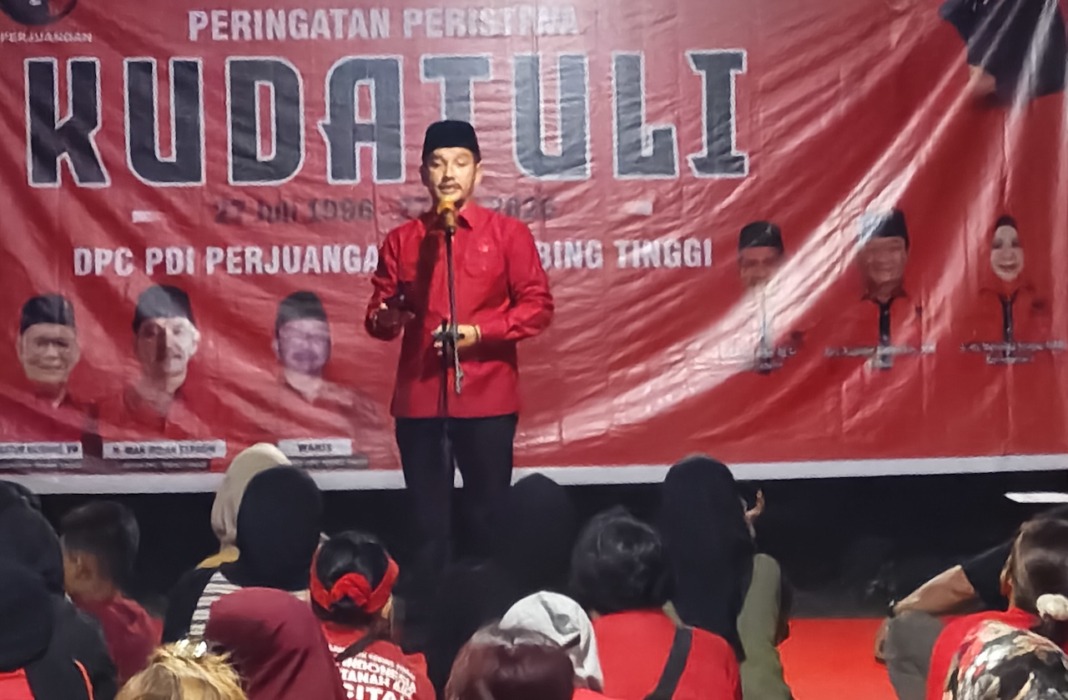 SAMBUTAN: Ketua DPC PDIP Kota Tebingtinggi, Iman Irdian Saragih menyampaikan sambutan saat malam refleksi dan sarasehan memperingati 30 tahun Peristiwa Kudatuli di Kantor DPC PDIP Kota Tebingtinggi, Minggu (26/7)// Azan purba/ sumutpos.