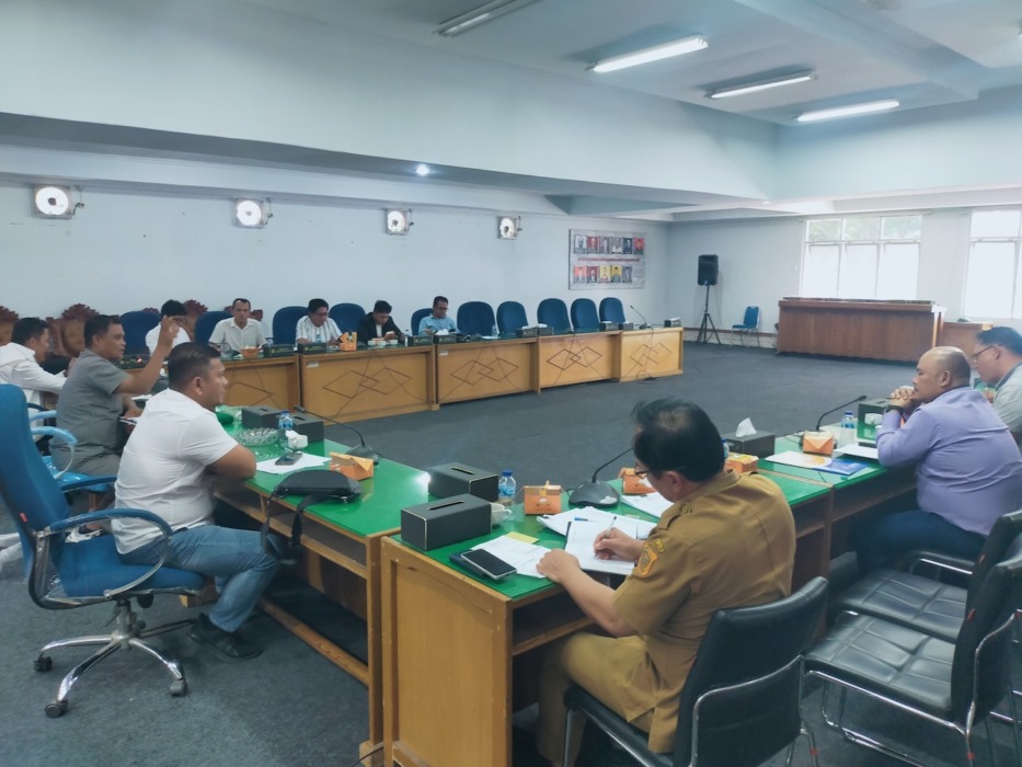 RDP: Komisi III DPRD Dairi menggelar RDP dengan pedagang Pusat Pasar Sidikalang serta PD Pasar Dairi terkait penolakan normalisasi ILP dilakukan pedagang, Senin (27/7). (RUDY SITANGGANG/SUMUT POS).