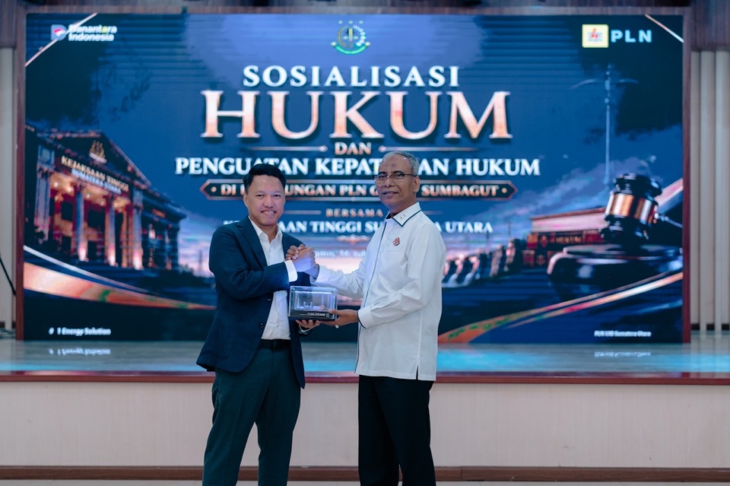 BERSAMA: GM PLN UIP SBU Rizki Aftarianto foto bersama Kepala Kejaksaan Tinggi Sumut SH MH.