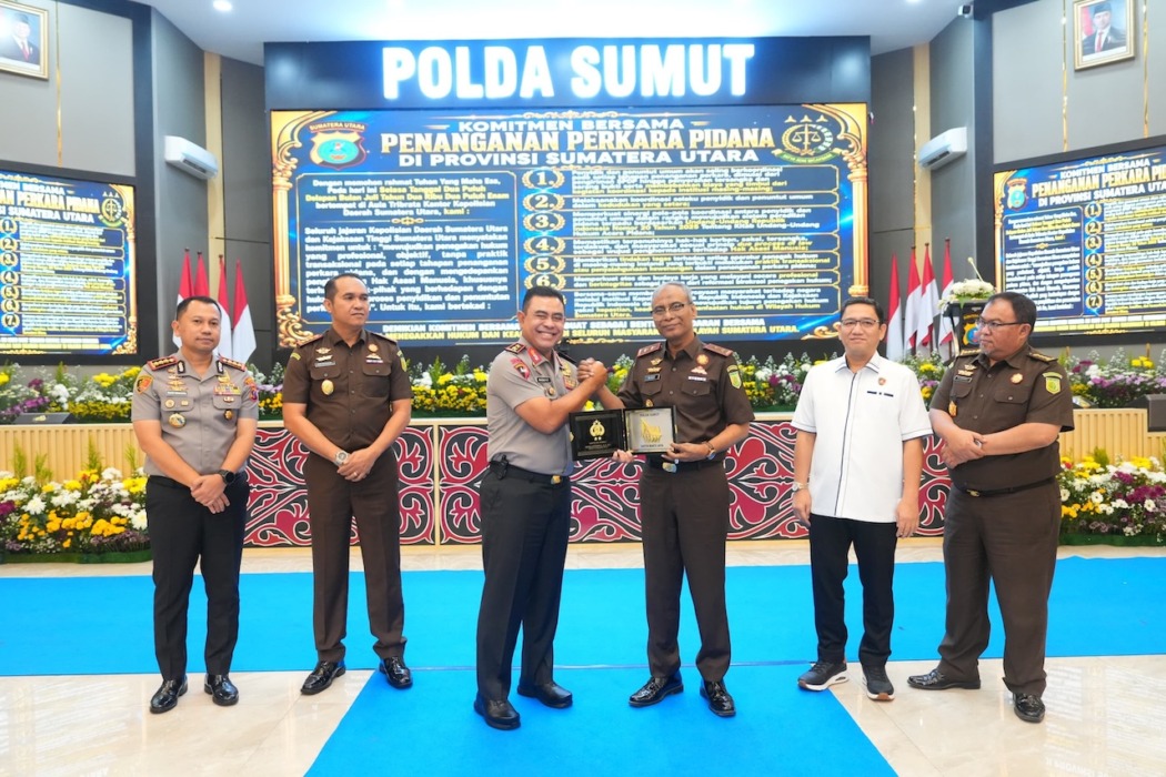 FOTO BERSAMA: Kapolda Sumut Irjen Pol Whisnu Hermawan Februanto foto bersama Kepala Kejatisu Muhibuddin saat penandatanganan MoU, di Mapolda Sumut, Selasa (28/7). (Istimewa/Sumut Pos)
