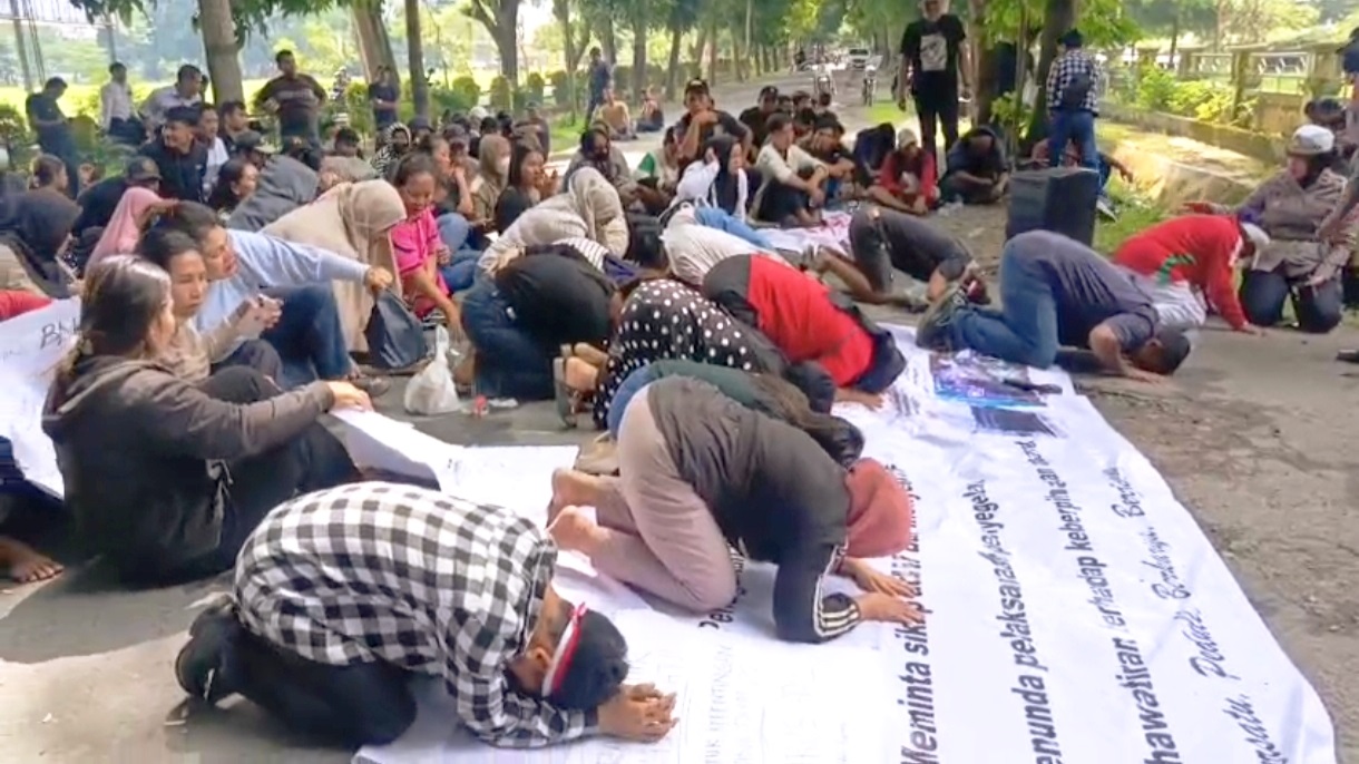 Minta Penyegelan Ditunda dan Ruang Dialog Dibuka, Pekerja THM Bersujud di Kantor Bupati Langkat
