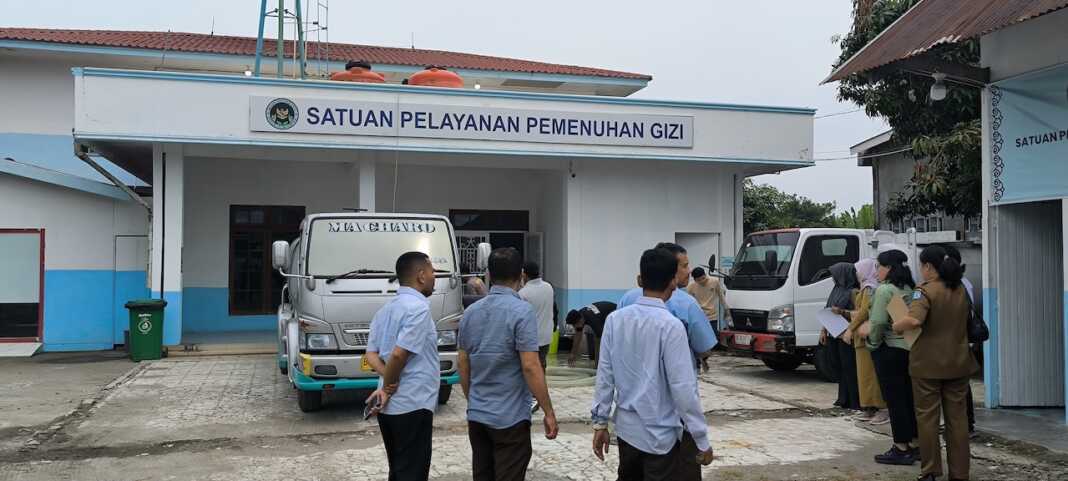 SIDAK: Tim kejaksaan bersama dinas terkait saat monev ke SPPG di Kelurahan Jati Utomo, Binjai Utara. (Teddy Akbari/Sumut Pos)