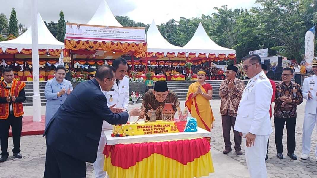 TIUP LILIN: Menteri Kebudayaan RI, Frof (Hon) Dr Fadli Zon MSc didampingi Bupati dan Wakil Bupati Nias Selatan saat meniup lilin ulang tahun Nias Selatan, Selasa (28/7). ( Foto : Eriusman Duha)