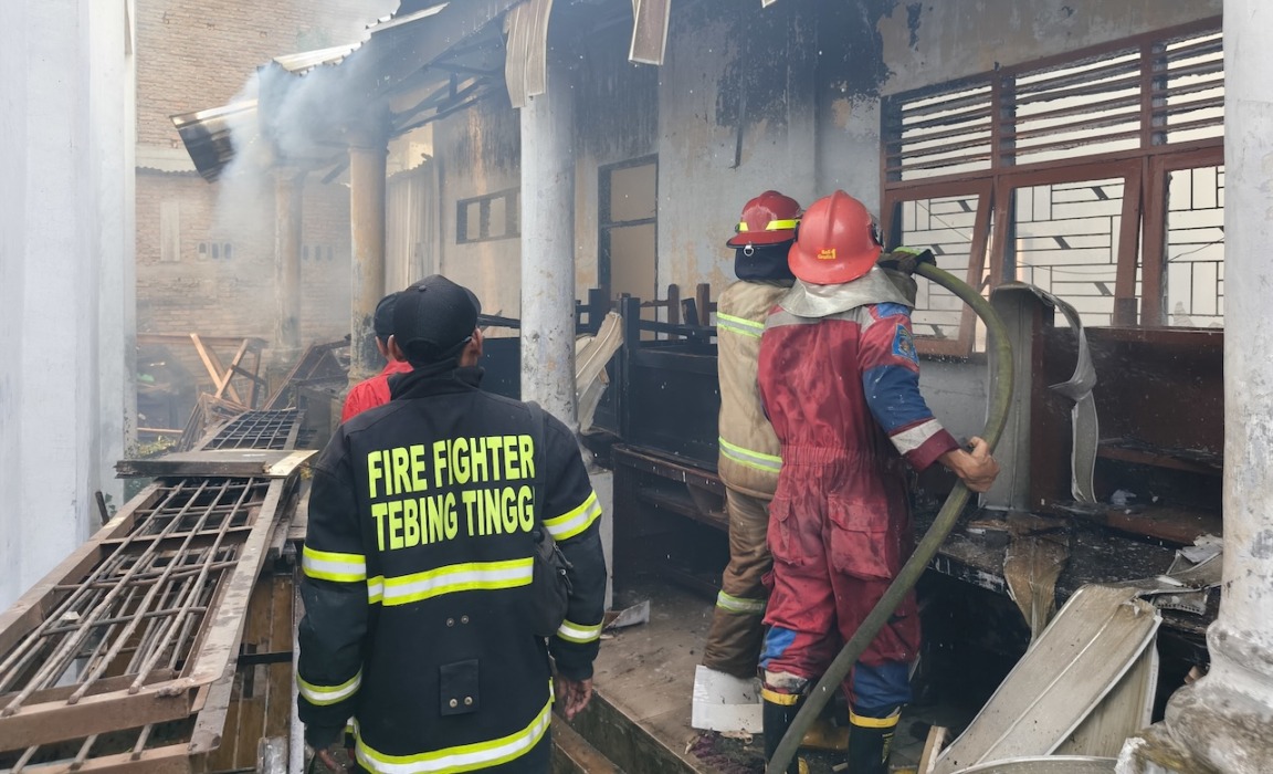 Diduga Korsleting Listrik, Dua Ruang SMPN 9 Terbakar