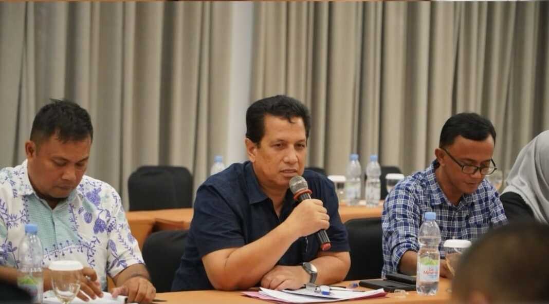 RAPAT: Ketua Koordinator Banggar DPRD Deliserdang Hamdani Syahputra dan Anggota Banggar bagian bawah terlihat Kadis Cikataru Deliserdang Rachmadsyah di Wings Hotel, Sabtu (25/7).
