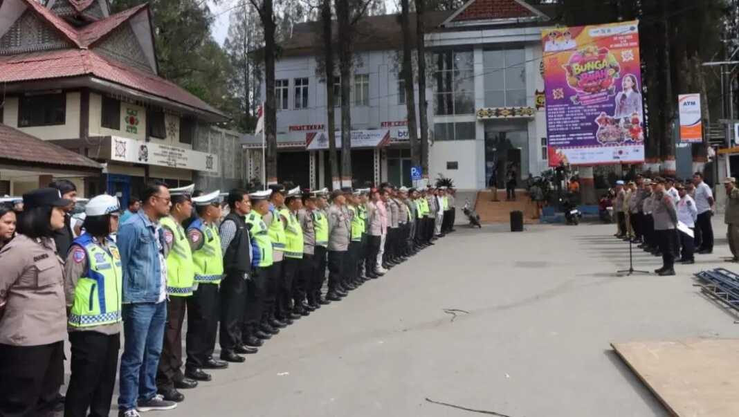 GLADI: Polres Karo menggelar gladi resik dan apel kesiapan pengamanan Pesta Bunga dan Buah.
