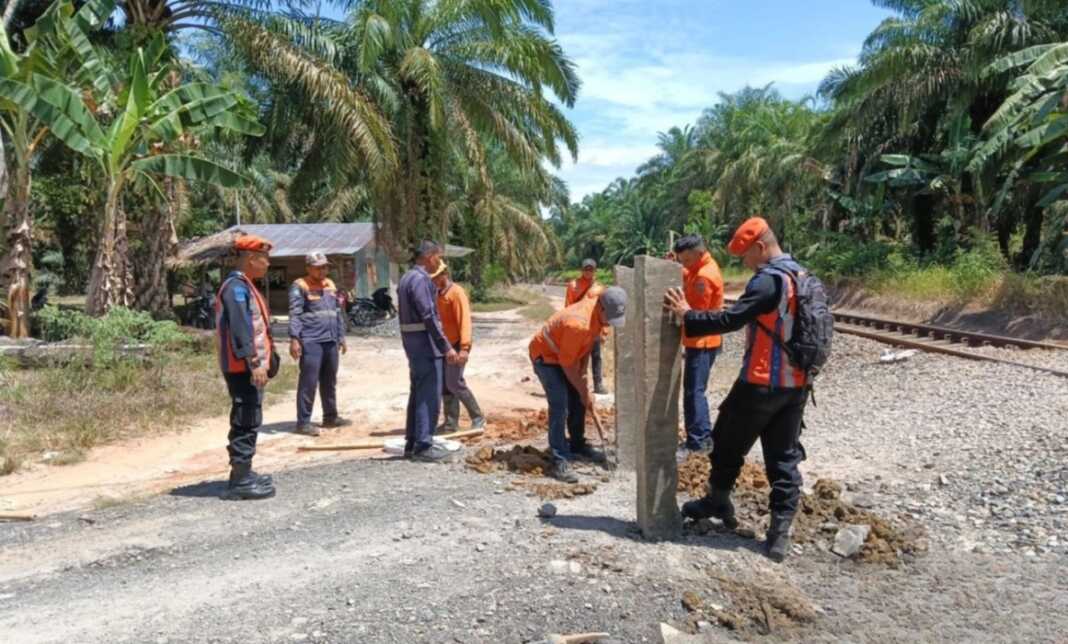 TERTIBKAN: Personwel PT Kereta Api Indonesia (Persero) Divisi Regional I Sumatera Utara menertibkan perlintasan sebidang liar di sepanjang jalur kereta api di wilayah setempat dalam kurun waktu Januari hingga Juli 2026.(Dok : PT. KAI Drive I )