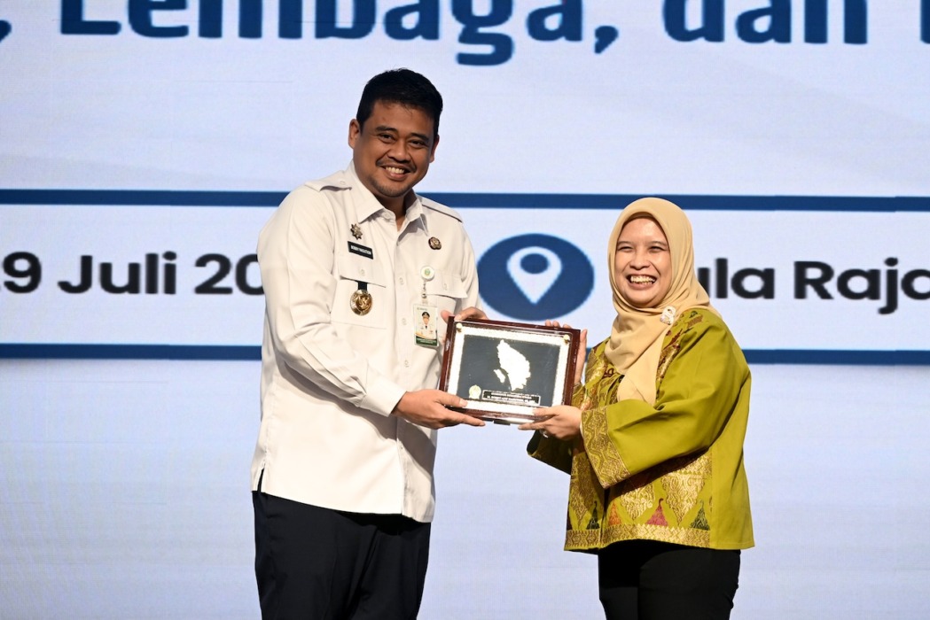 FOTO BERSAMA: Gubsu Muhammad Bobby Afif Nasution foto bersama Anggota Ombudsman Republik Indonesia (RI) Syafrida Rachmawati Rasahan, dalam rangka Penilaian Maladministrasi Penyelenggaraan Pelayanan Publik pada Kementerian, Lembaga dan Pemerintah Daerah, Rabu (29/7/2026).(Dok : Diskominfo Sumut)