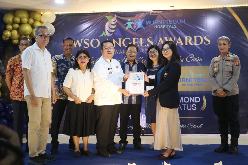 PENGHARGAAN: Penghargaan Diamond Status diserahkan Konsultan WSO Angels Wilayah Jakarta & Sumatera dr. Heni Pristiwa Oktaviani (kanan) kepada Presiden Direktur PT Murni Sadar Tbk dr. Mutiara, MHA, MKT dan Presiden Komisaris PT Murni Sadar Tbk Tjhin Ten Chun.