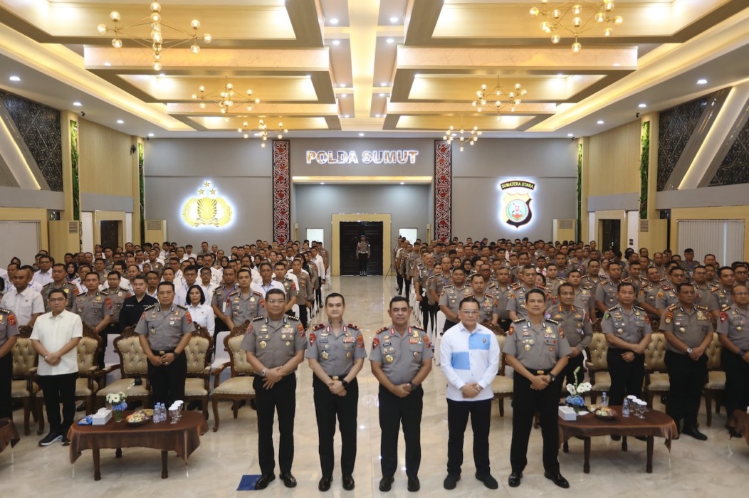 FOTO BERSAMA: Kapolda Sumu, Irjen Pol Whisnu Hermawan Februanto foto bersama personel peserta Penyuluhan Hukum UU Nomor 5 Tahun 2026, di Mapolda Sumut, Rabu (29/7). (DOK: POLDA SUMUT).