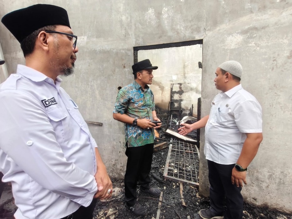TINJAU: Wali Kota Tebingtinggi Iman Irdian Saragih didampingi Kepala Dinas Pendidikan MHD Denni Saragih dan Kepala SMP Negeri 9 meninjau lokasi kebakaran yang menghanguskan sejumlah ruang kelas di SMP Negeri 9 Tebingtinggi, Rabu (29/7). (Azan purba / sumutpos).