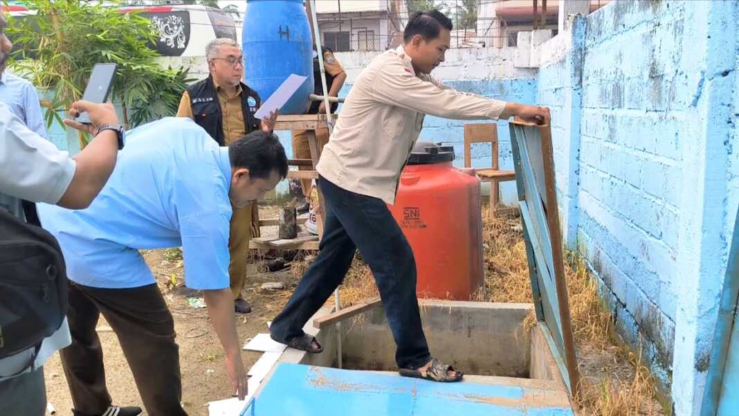 IPAL SPPG: Tim Kejari Binjai bersama OPD terkait saat melihat IPAL SPPG yang dikelola Yayasan Kogana Sumut di Kelurahan Jati Utomo, Binjai Utara. (Teddy Akbari/Sumut Pos)