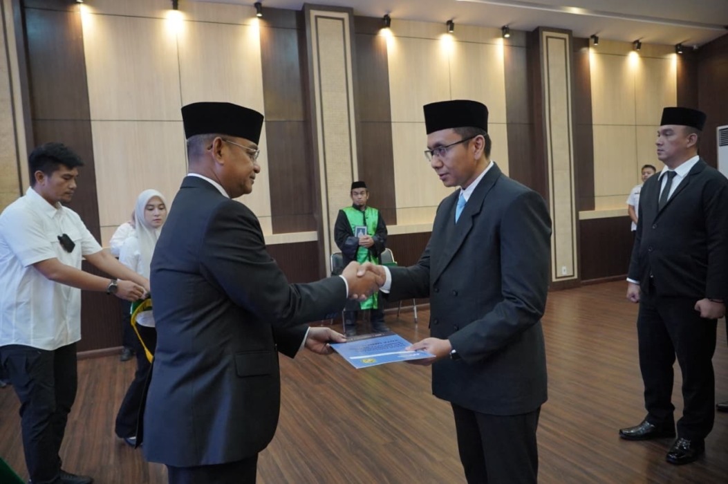 LANTIK: Sekda Kota Medan Wiriya Alrahman mewakili Wali Kota Medan, melantik 22 pejabat manajerial.