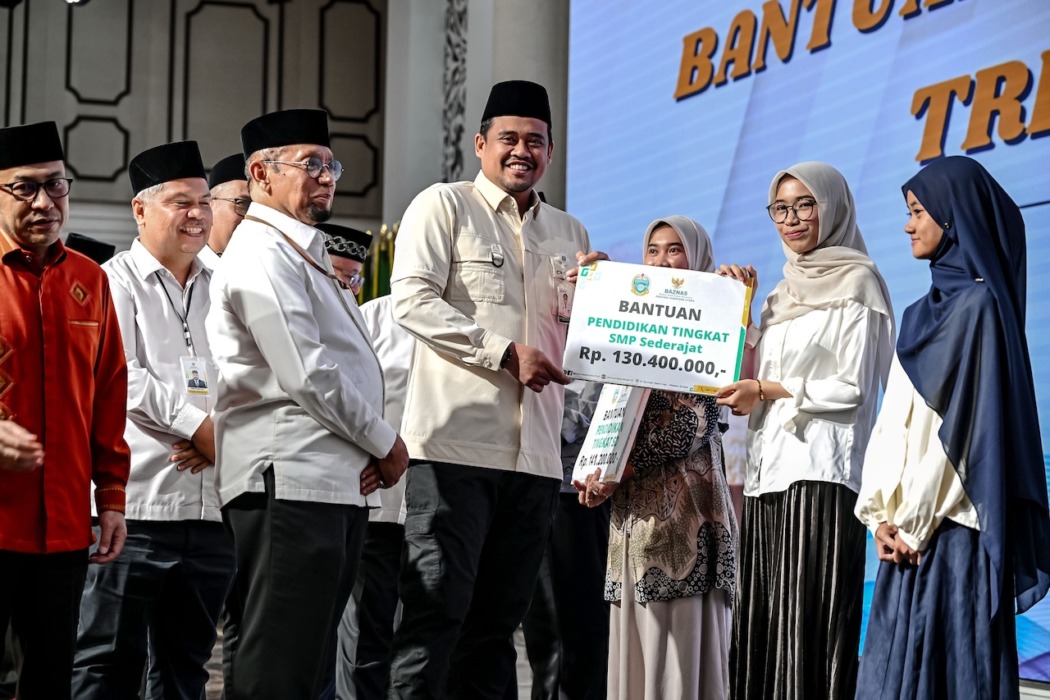 SALURKAN: Gubsu Muhammad Bobby Afif Nasution bersama Ketua Badan Amil Zakat Nasional (BAZNAS) Sumut Mohammad Hatta, menyalurkan bantuan Zakat, Infak, dan Sedekah (ZIS) kepada penerima manfaat, secara simbolis, Selasa (30/6/2026).(Diskominfo Sumut)