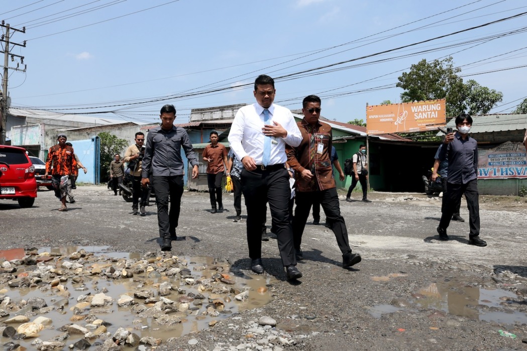 TINJAU: Gubsu Muhammad Bobby Afif Nasution didampingi Kepala Dinas Bina Marga, Bina Konstruksi, dan Cipta Karya (BMBKCK) Provinsi Sumut Chandra Dalimunthe meninjau langsung kondisi Jalan Veteran Pasar 9, Kabupaten, Kecamatan Labuhan Deli, Deliserdang yang rusak, Kamis (30/7/2026).(Dok: Diskominfo Sumut)