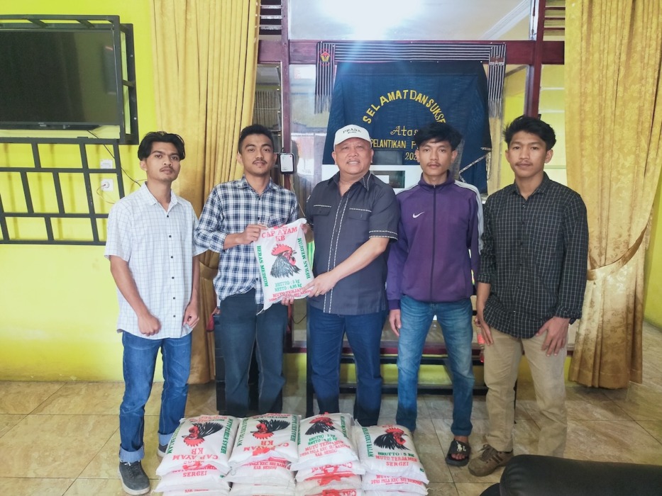 SALURKAN: Ketua DPRD Dairi, Sabam Sibarani S.Sos.MM menyalurkan bantuan 20 zak sembako beras bentuk dukungan kepada Forum Mahasiswa dan Pemuda Dairi, Kamis (30/7). (RUDY SITANGGANG/SUMUT POS).