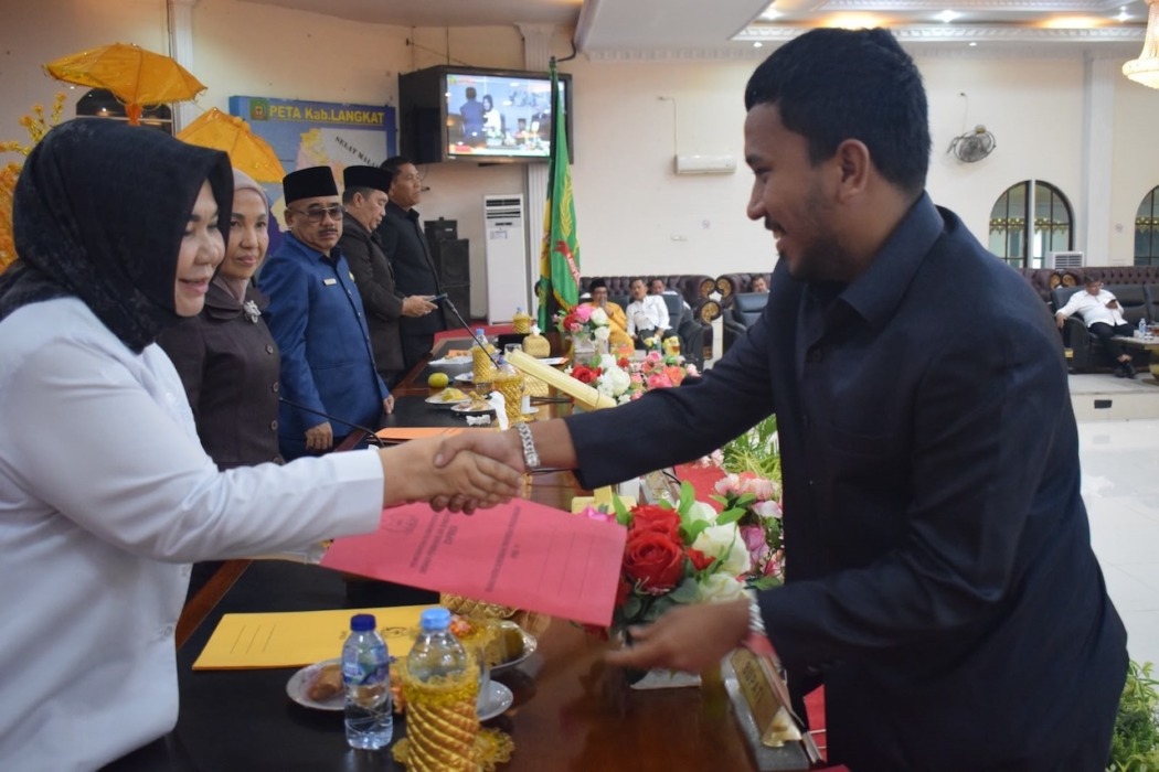 SERAHKAN: Anggota DPRD Langkat, Matthew Diemas Bastanta saat menyerahkan catatan Fraksi PDI-Perjuangan. (Foto dari tim/Sumut Pos)