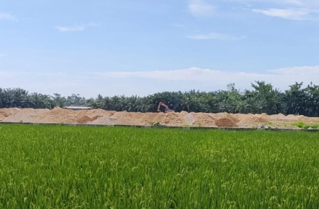 Truk yang membawa tanah timbun.